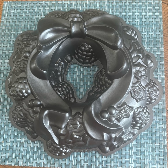 NORDIC WARE WREATH BUNDT CAKE PAN - Picture 1 of 3